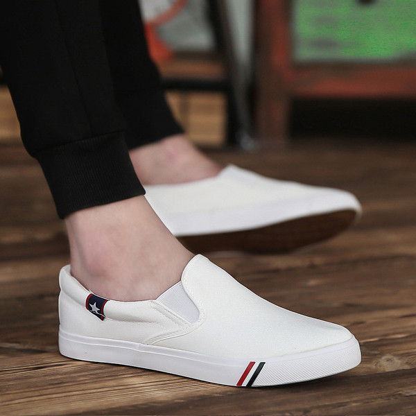 ÚJ Aktuális férfi mokaszinok fehér és fekete színben