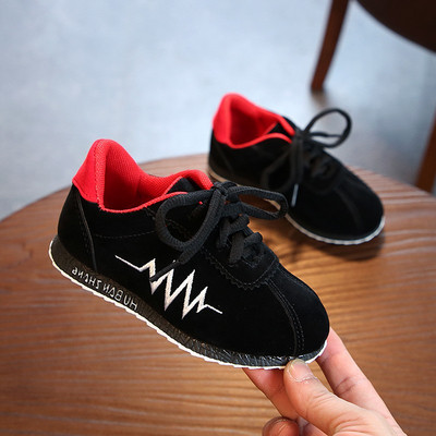 Gyermek tornacipő fiúknak három színben hímzéssel