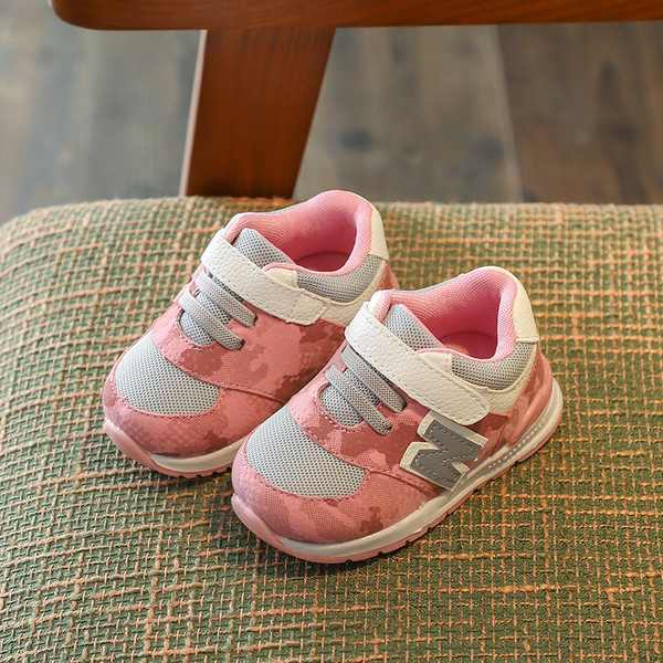 Adidași pentru bebeluși cu model de camuflaj