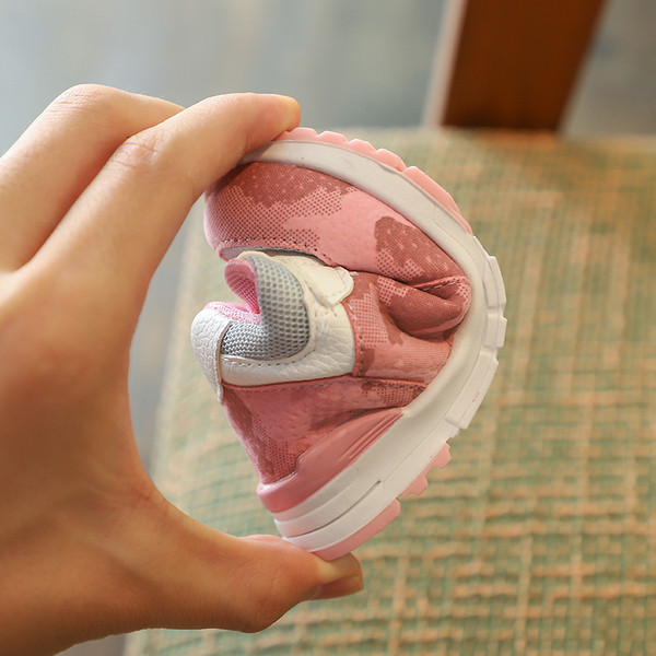 Adidași pentru bebeluși cu model de camuflaj