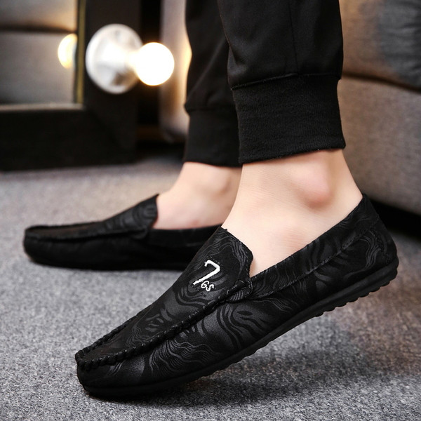 Aktuális férfi mokaszinok fekete és piros színben