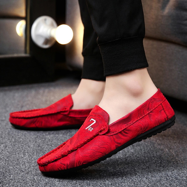 Aktuális férfi mokaszinok fekete és piros színben