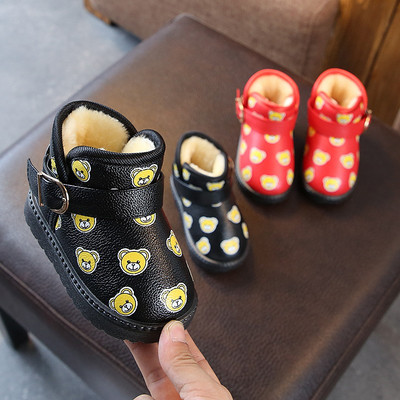 Μοντέρνες παιδικές μπότες με εφαρμογές και μαλακή επένδυση σε δύο χρώματα κατάλληλα για αγόρια και κορίτσια