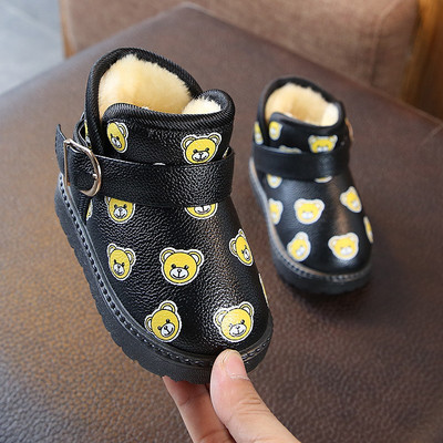 Μοντέρνες παιδικές μπότες με εφαρμογές και μαλακή επένδυση σε δύο χρώματα κατάλληλα για αγόρια και κορίτσια