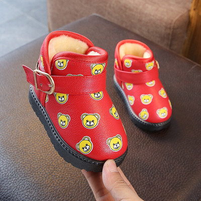 Μοντέρνες παιδικές μπότες με εφαρμογές και μαλακή επένδυση σε δύο χρώματα κατάλληλα για αγόρια και κορίτσια