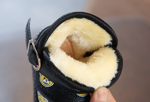 Μοντέρνες παιδικές μπότες με εφαρμογές και μαλακή επένδυση σε δύο χρώματα κατάλληλα για αγόρια και κορίτσια