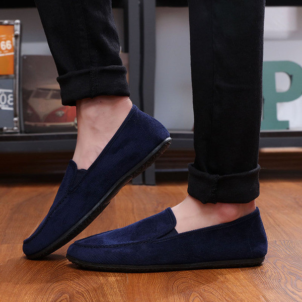 Kényelmes mokaszinok férfiaknak különböző színekben