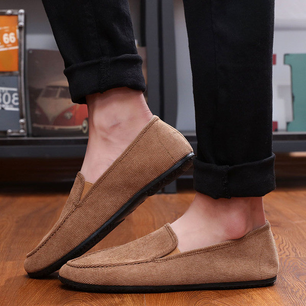 Kényelmes mokaszinok férfiaknak különböző színekben