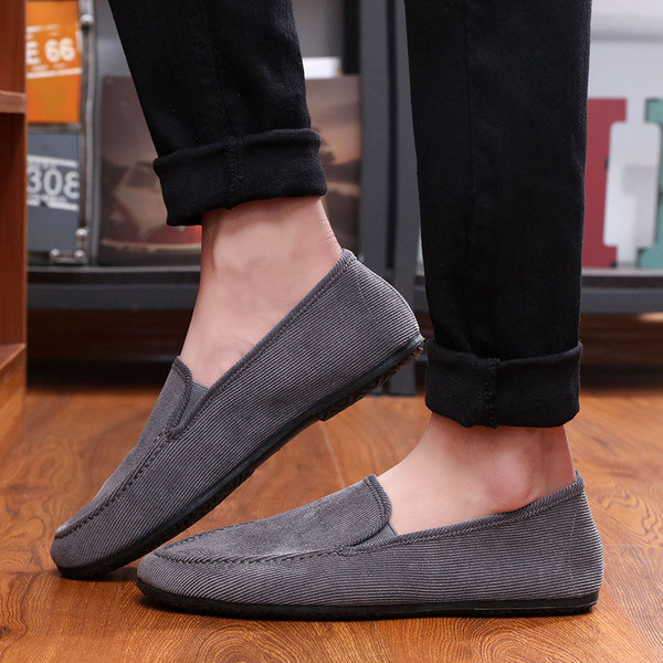 Kényelmes mokaszinok férfiaknak különböző színekben