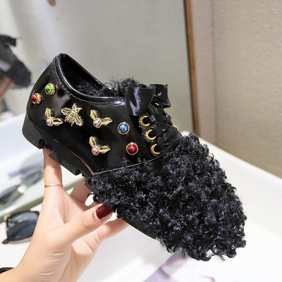 Γυναικεία μοκασίνια  με μεταλλικά στοιχεία σε τρία χρώματα