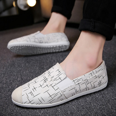 Κομψά ανδρικά μοκασίνια σε μαύρο και άσπρο χρώμα