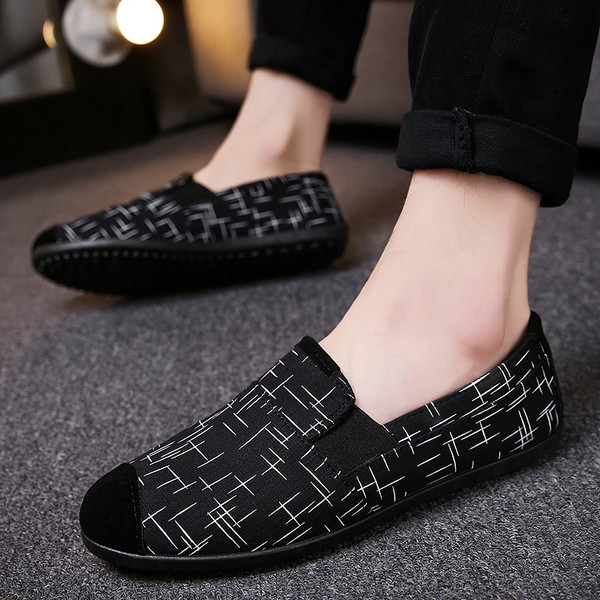Κομψά ανδρικά μοκασίνια  σε μαύρο και άσπρο χρώμα