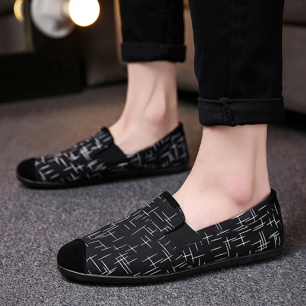 Κομψά ανδρικά μοκασίνια  σε μαύρο και άσπρο χρώμα