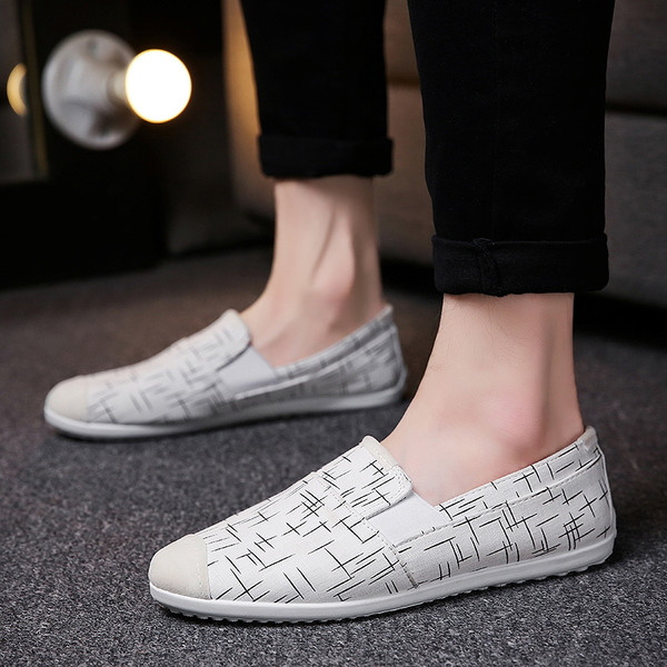 Κομψά ανδρικά μοκασίνια  σε μαύρο και άσπρο χρώμα