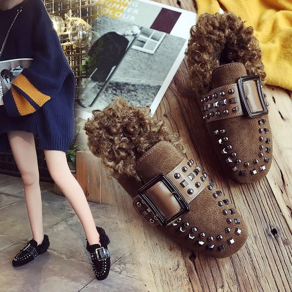 Női modern mokaszinok fém elemekkel két színben