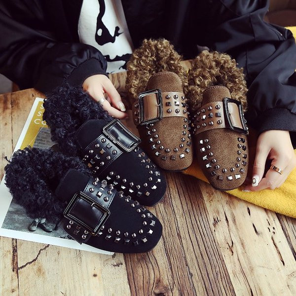 Női modern mokaszinok fém elemekkel két színben