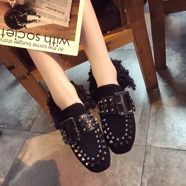 Női modern mokaszinok fém elemekkel két színben