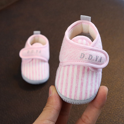 Бебешки меки обувки с бродерия и 3D елемент