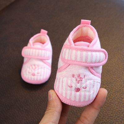 Бебешки меки обувки с бродерия и 3D елемент