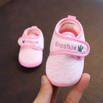 Бебешки меки обувки с бродерия и 3D елемент