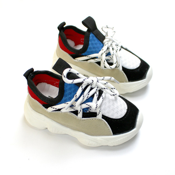 Fiúknak és lányoknak is megfelelő alkalmi gyerekcipő két színben