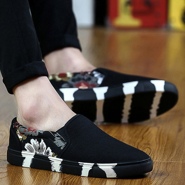 Aktuális férfi mokaszinok virágos elemekkel három színben