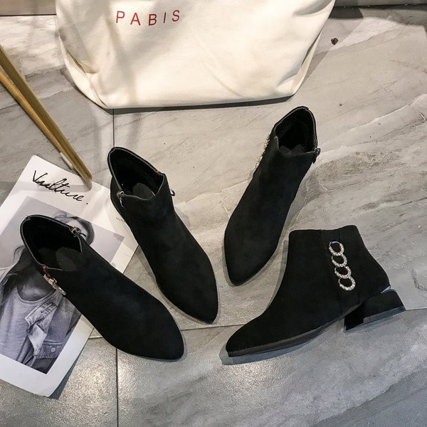 Κομψές γυναικείες  μπότες μαύρες με διακόσμηση