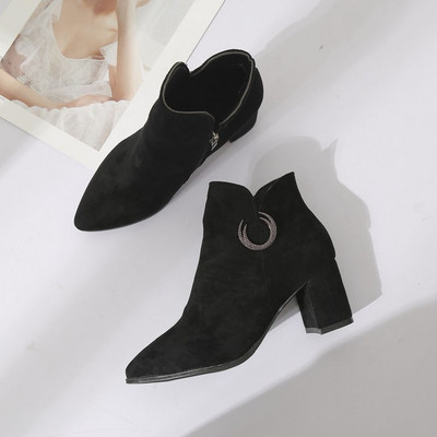 Κομψές γυναικείες μπότες σε μαύρο χρώμα - δύο μοντέλα