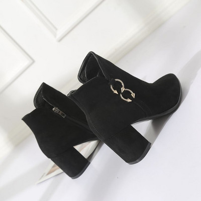 Κομψές γυναικείες μπότες σε μαύρο χρώμα - δύο μοντέλα