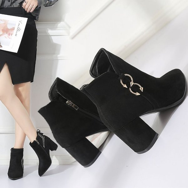 Κομψές γυναικείες μπότες σε μαύρο χρώμα - δύο μοντέλα