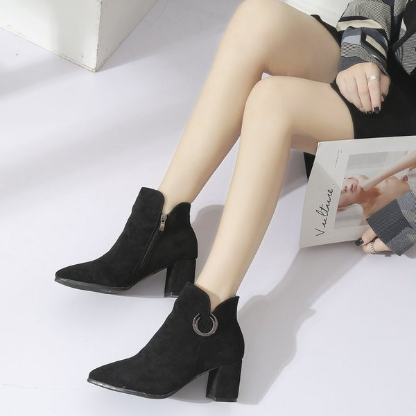 Κομψές γυναικείες μπότες σε μαύρο χρώμα - δύο μοντέλα