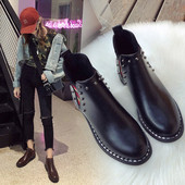 Fém elemekkel ellátott női csizma két színben