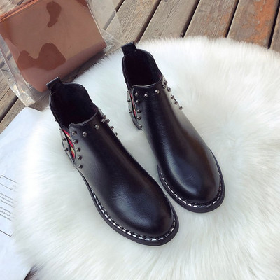 Fém elemekkel ellátott női csizma két színben