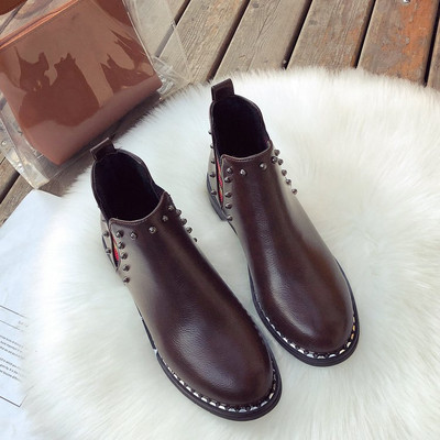 Fém elemekkel ellátott női csizma két színben