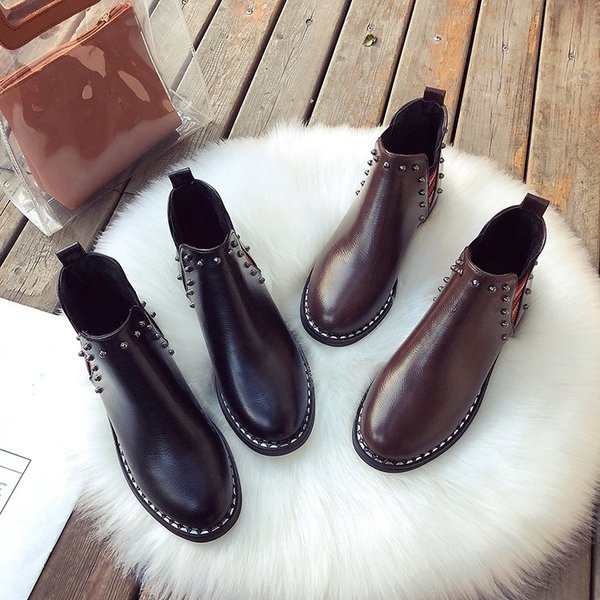 Fém elemekkel ellátott női csizma két színben