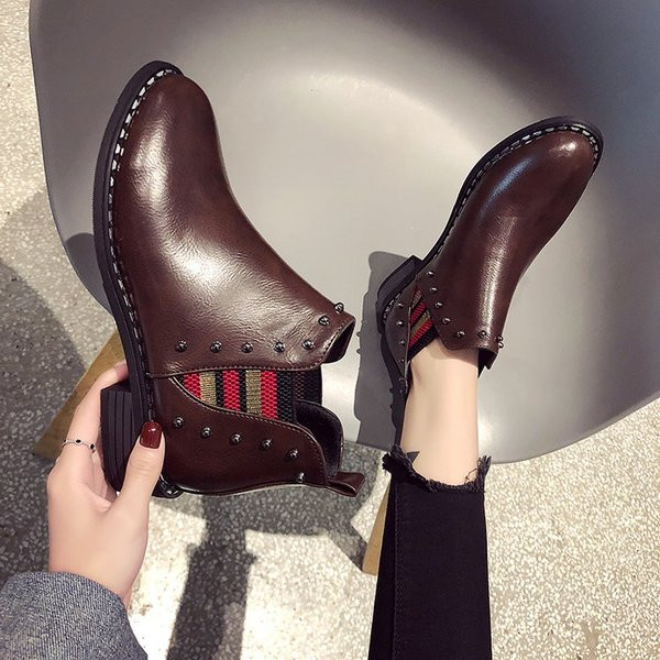 Fém elemekkel ellátott női csizma két színben