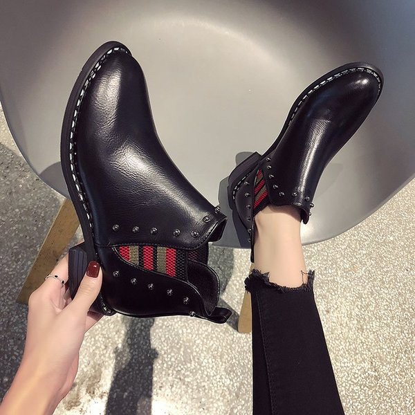 Fém elemekkel ellátott női csizma két színben