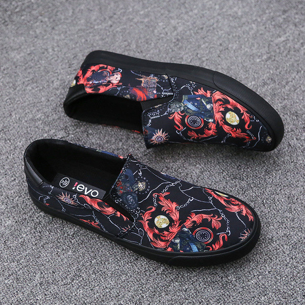 Κομψά  ανδρικά μοκασίνια με διάφορες εφαρμογές