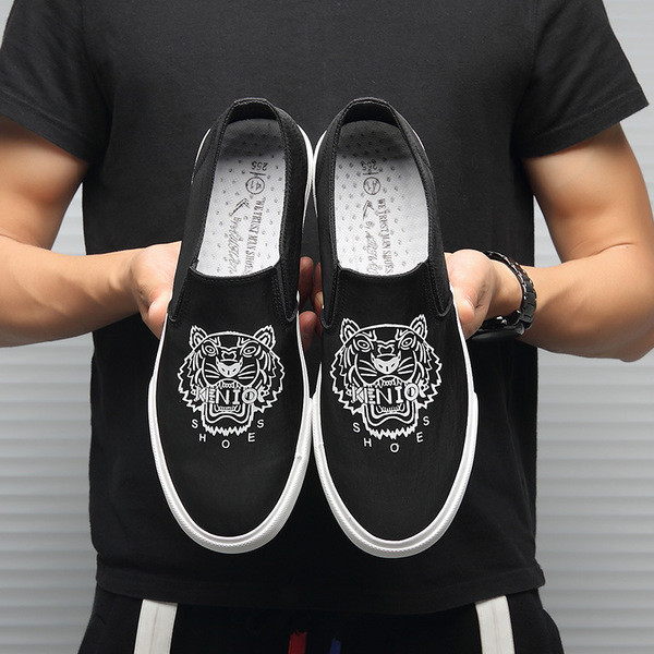 Κομψά ανδρικά μοκασίνια με εφαρμογές