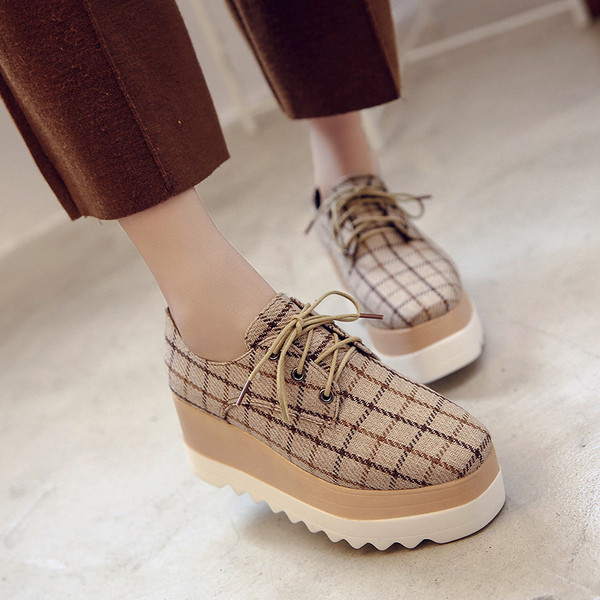 Stílusos női kockás cipő, három színben, platformmal