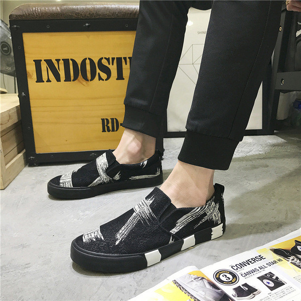 Aktuális férfi mokaszinok három színben, színes mintákkal