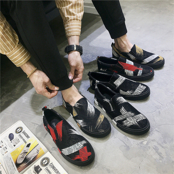 Aktuális férfi mokaszinok három színben, színes mintákkal