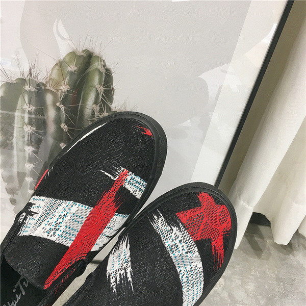 Aktuális férfi mokaszinok három színben, színes mintákkal