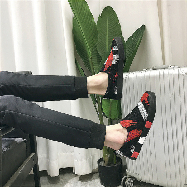 Aktuális férfi mokaszinok három színben, színes mintákkal