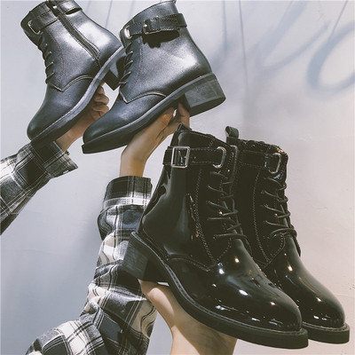 Μοντέρνες γυναικείες μπότες σε μαύρο χρώμα - δύο μοντέλα