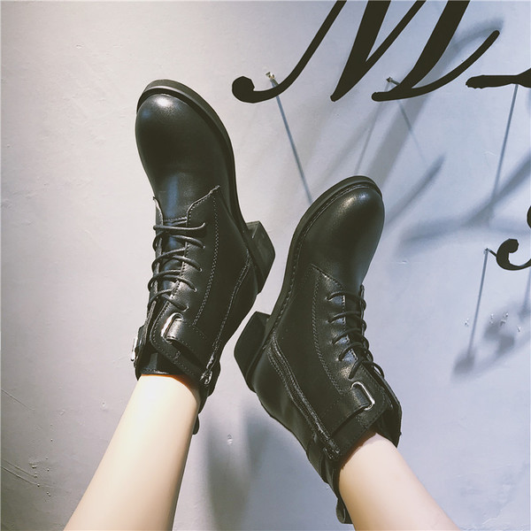 Μοντέρνες γυναικείες μπότες σε μαύρο χρώμα - δύο μοντέλα