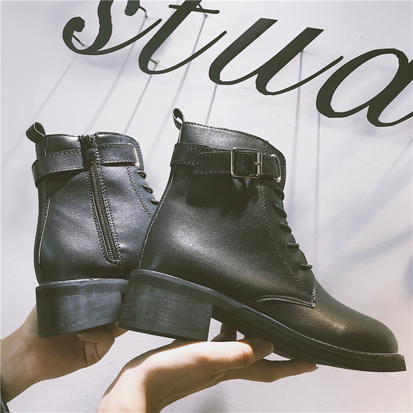 Μοντέρνες γυναικείες μπότες σε μαύρο χρώμα - δύο μοντέλα