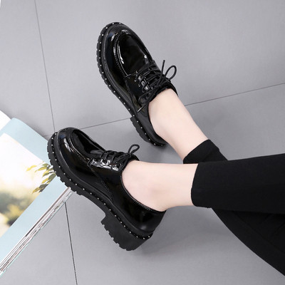 Γυναικεία παπούτσια με σκληρή σόλα και μεταλλικά στοιχεία σε μαύρο χρώμα