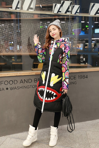 Μοντέρνο γυναικείο μπουφάν  με πολύχρωμο μοτίβο σε μερικές αποχρώσεις