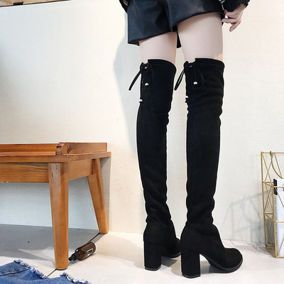 Κομψές γυναικείες μπότες μεγάλου μήκους σε μαύρο χρώμα